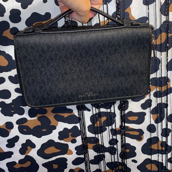 MICHAEL KORS SMARTPHONE WALLET - Picture 13 of 15